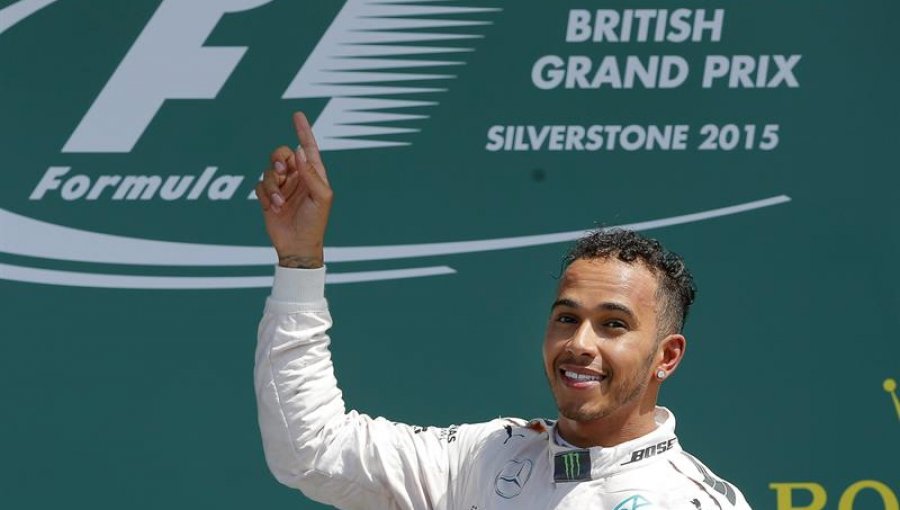 Hamilton gana por estrategia la carrera más entretenida del año