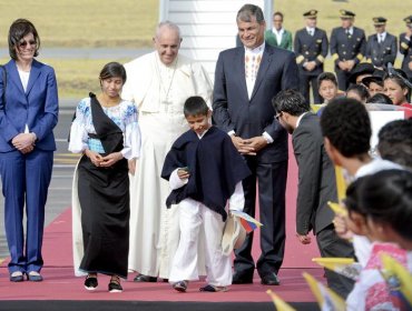 El papa llegó a Quito y dijo que marginados "son la deuda de América Latina"