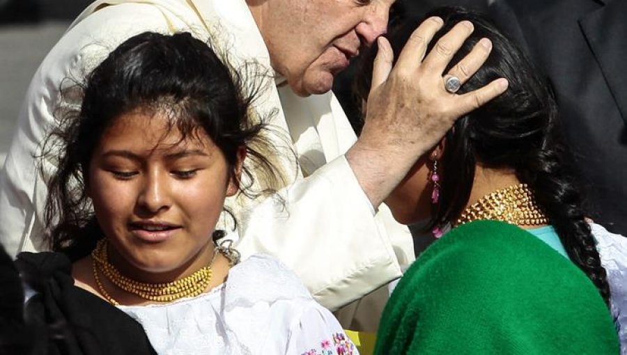 El papa insta a fomentar el diálogo y la participación a su llegada a Ecuador