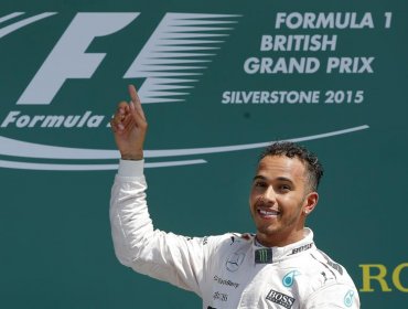 Hamilton gana por estrategia la carrera más entretenida del año