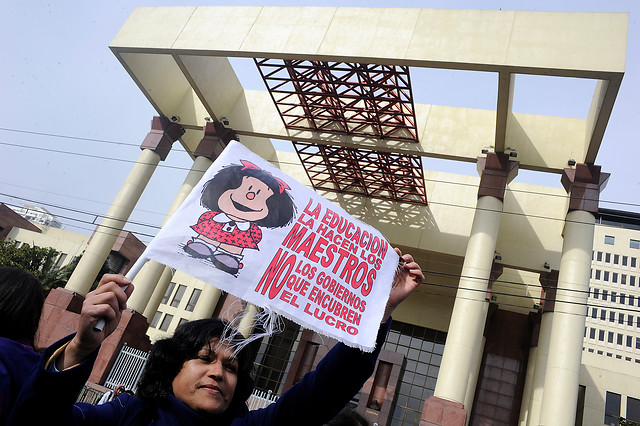 Profesores se manifiestan en las afueras del Congreso en Valparaíso