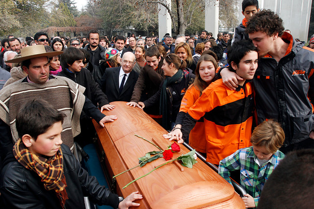 En multitudinario funeral despiden al piloto nacional Carlo de Gavardo