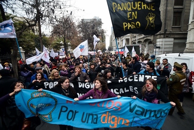 Profesores se manifestaron en las afueras del ex Congreso