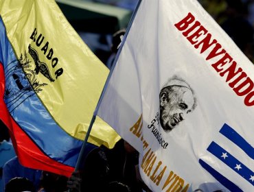 El papa Francisco llega a la ciudad ecuatoriana de Guayaquil y posa en selfis