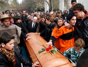 En multitudinario funeral despiden al piloto nacional Carlo de Gavardo