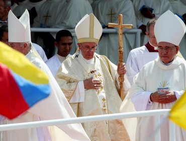 Papa brinda multitudinaria misa en parque de Guayaquil