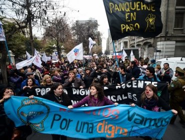 Profesores se manifestaron en las afueras del ex Congreso