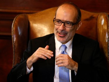 Ministro Valdés baja estimaciones de crecimiento de 3,6 a 2,5% para este año