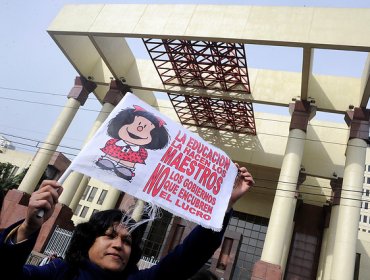 Profesores se manifiestan en las afueras del Congreso en Valparaíso