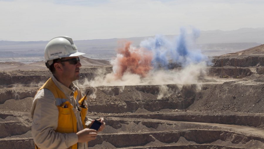 Trabajadores del Cobre entregaron petitorio a Codelco