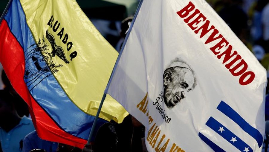 El papa Francisco llega a la ciudad ecuatoriana de Guayaquil y posa en selfis