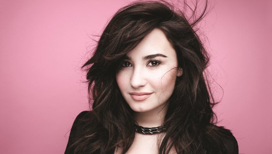 Demi Lovato sufre fea caída en fiesta de piscina