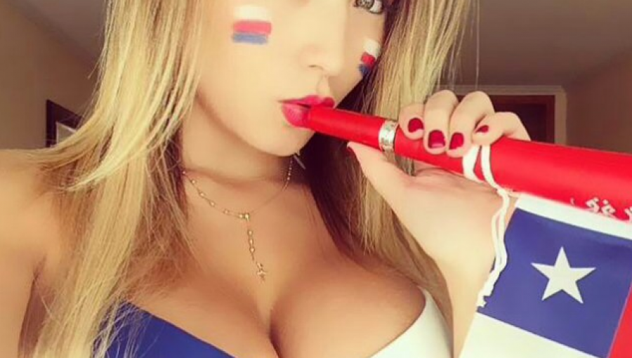 Lo prometido es deuda: Daniella Chávez se desnuda por victoria de Chile