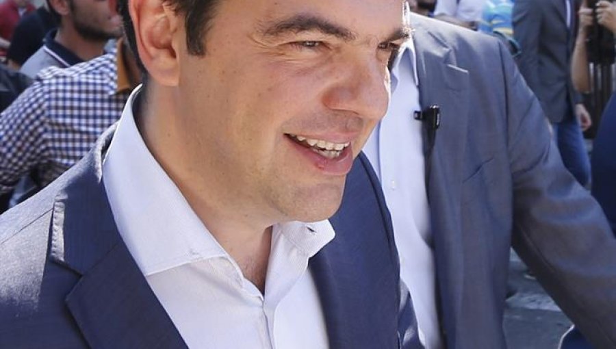 Los líderes políticos cierran filas en torno a Tsipras para la negociación