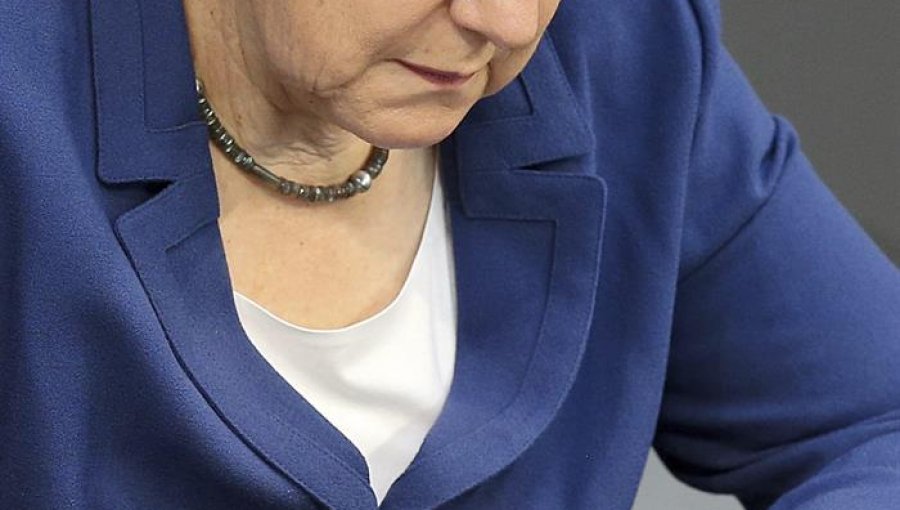 Tsipras informa a Merkel de que mañana presentará una propuesta griega