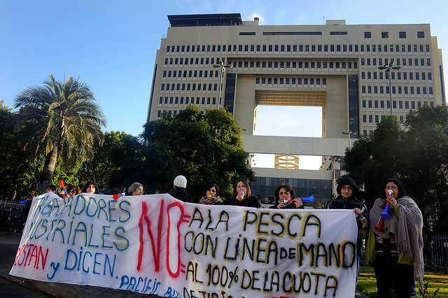 Valparaíso: Pescadores se movilizan frente al Congreso