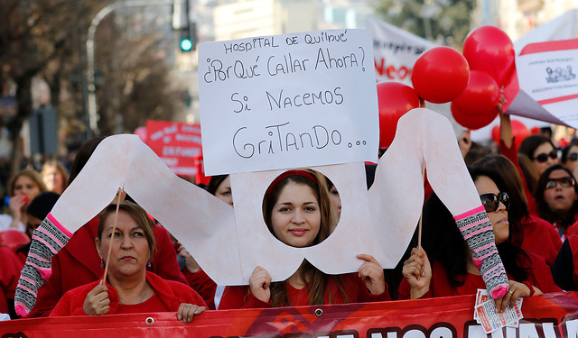 Matronas marchan en contra de dictamen que restringe sus funciones