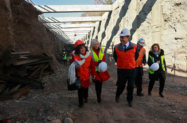 Ministro Undurraga visita obras del túnel que unirá la Costanera