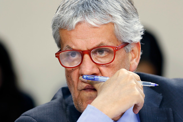Ministro Eyzaguirre reconoce "malentendido" en Comisión de Constitución