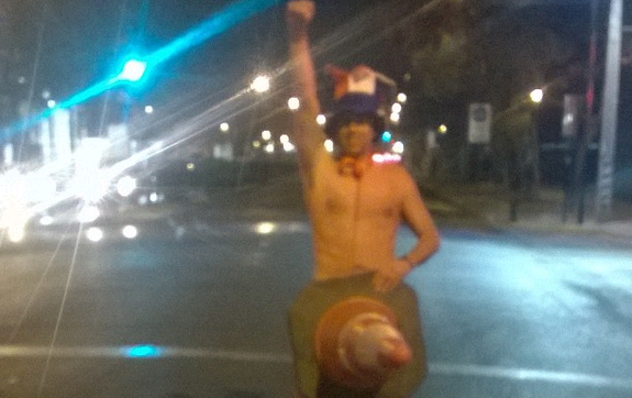 Ex chico reality es el hincha de la Roja que corrió desnudo por la calle