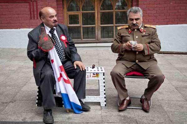 Lenin y Stalin "se pelean" junto a la Plaza Roja de Moscú