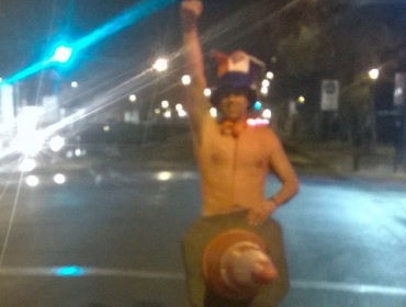 Ex chico reality es el hincha de la Roja que corrió desnudo por la calle