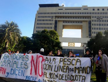 Valparaíso: Pescadores se movilizan frente al Congreso