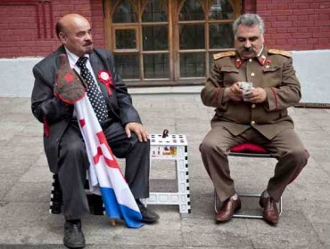 Lenin y Stalin "se pelean" junto a la Plaza Roja de Moscú