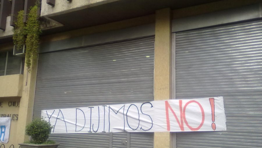 Estudiantes de Universidad de Chile entregan edificio tomado hace 50 días