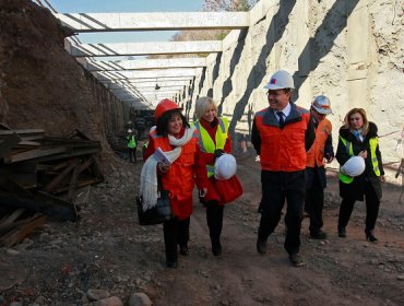 Ministro Undurraga visita obras del túnel que unirá la Costanera