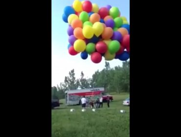 Video: Un hombre en Canadá se amarró a 100 globos con helio para volar por la ciudad