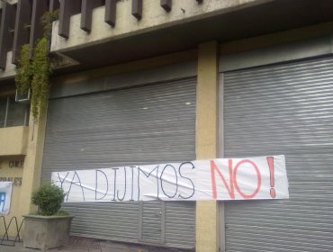 Estudiantes de Universidad de Chile entregan edificio tomado hace 50 días