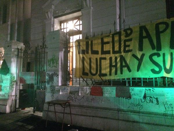 Desalojan Liceo de Aplicación en medio de pequeñas escaramuzas