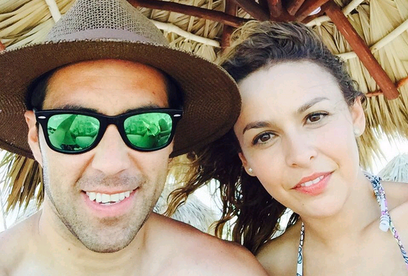 Claudio Bravo publica romántica foto junto a su escultural esposa