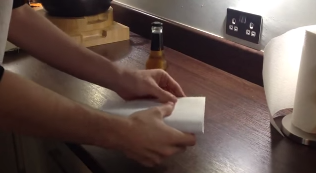 Video: Aprende a abrir una cerveza con un papel