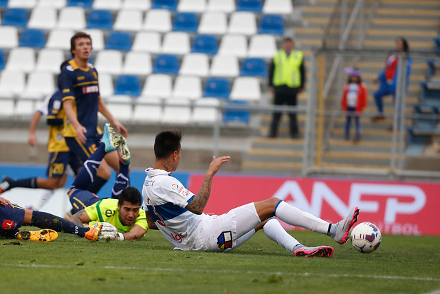 Copa Chile: Universidad Católica golea a Barnechea con cuatro de David Llanos