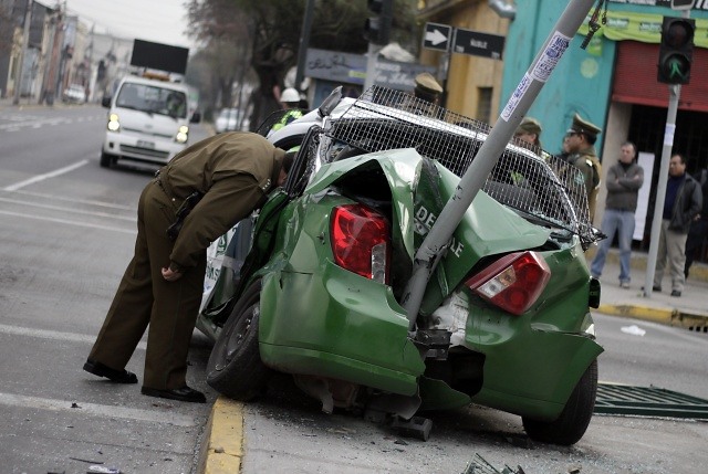 Tres heridos en choque de furgón policial