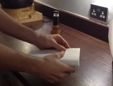 Video: Aprende a abrir una cerveza con un papel