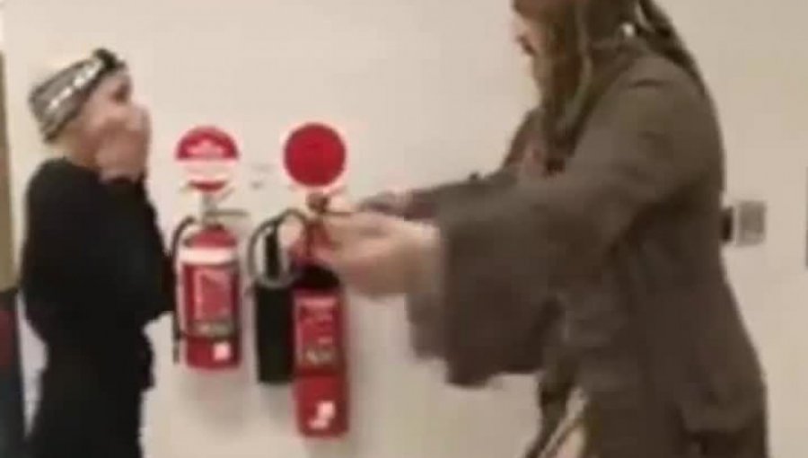 Johnny Depp visita como Jack Sparrow a niños enfermos en Brisbane