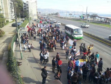 Profesores de Valparaíso, Viña del Mar y Olmué marchan hasta Caleta Portales