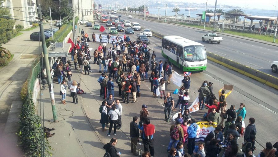 Profesores de Valparaíso, Viña del Mar y Olmué marchan hasta Caleta Portales