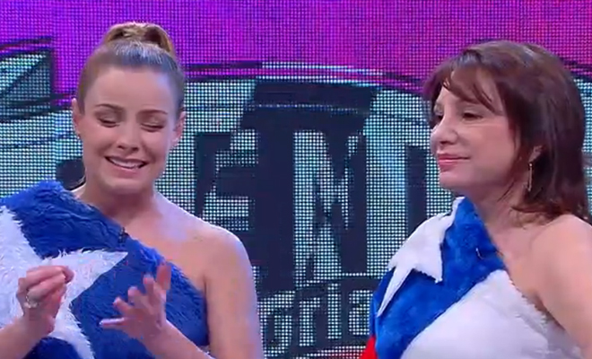 Claudia Conserva y Gloria Simonetti se visten con la bandera chilena para pagar apuesta de la Copa América
