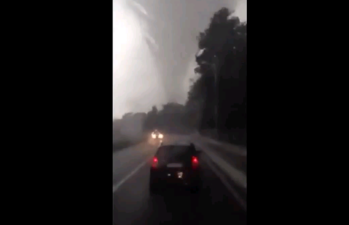 Video: Captan el tornado que dejó muertos y heridos en Italia