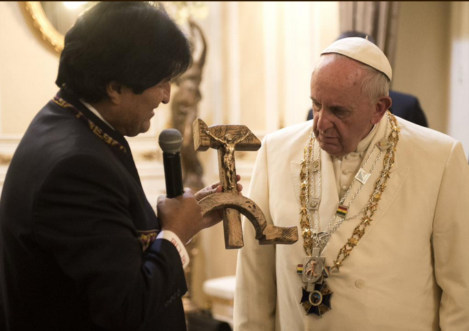 Bolivia defiende regalo del "crucifijo comunista" al Papa ante críticas