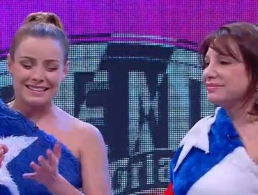 Claudia Conserva y Gloria Simonetti se visten con la bandera chilena para pagar apuesta de la Copa América