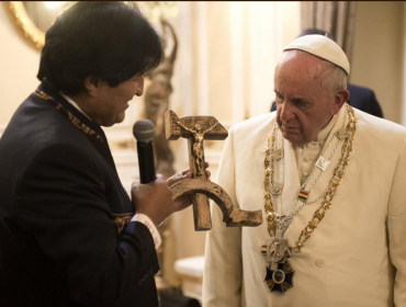 Bolivia defiende regalo del "crucifijo comunista" al Papa ante críticas