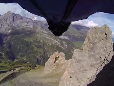 Video: Este hombre pasa volando por la apertura de una roca a más de 100 kilómetros por hora