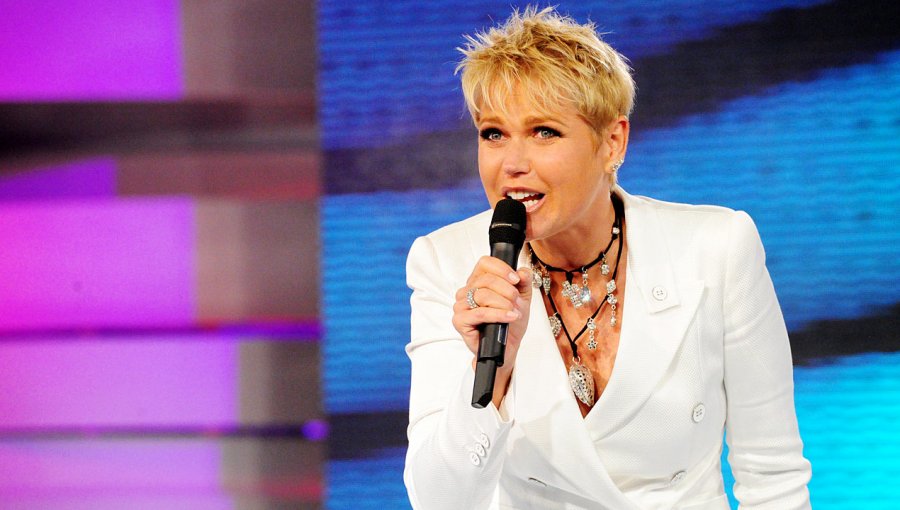 Xuxa impacta haciendo yoga en bikini a sus 52 años