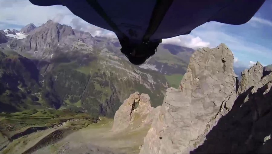 Video: Este hombre pasa volando por la apertura de una roca a más de 100 kilómetros por hora