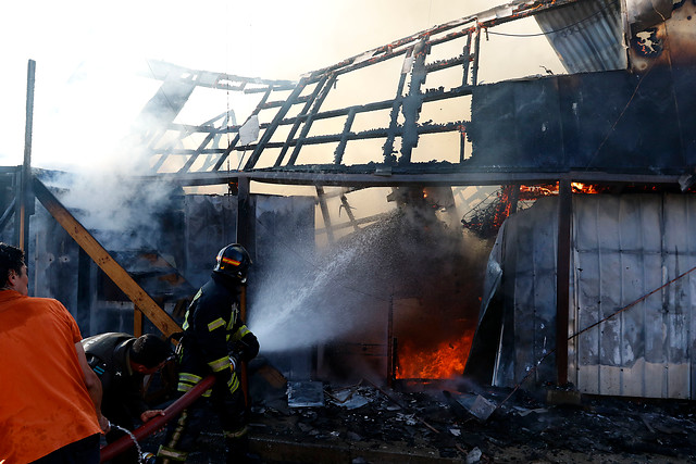 Incendio en La Pintana destruye 10 casas y deja al menos 30 personas damnificadas